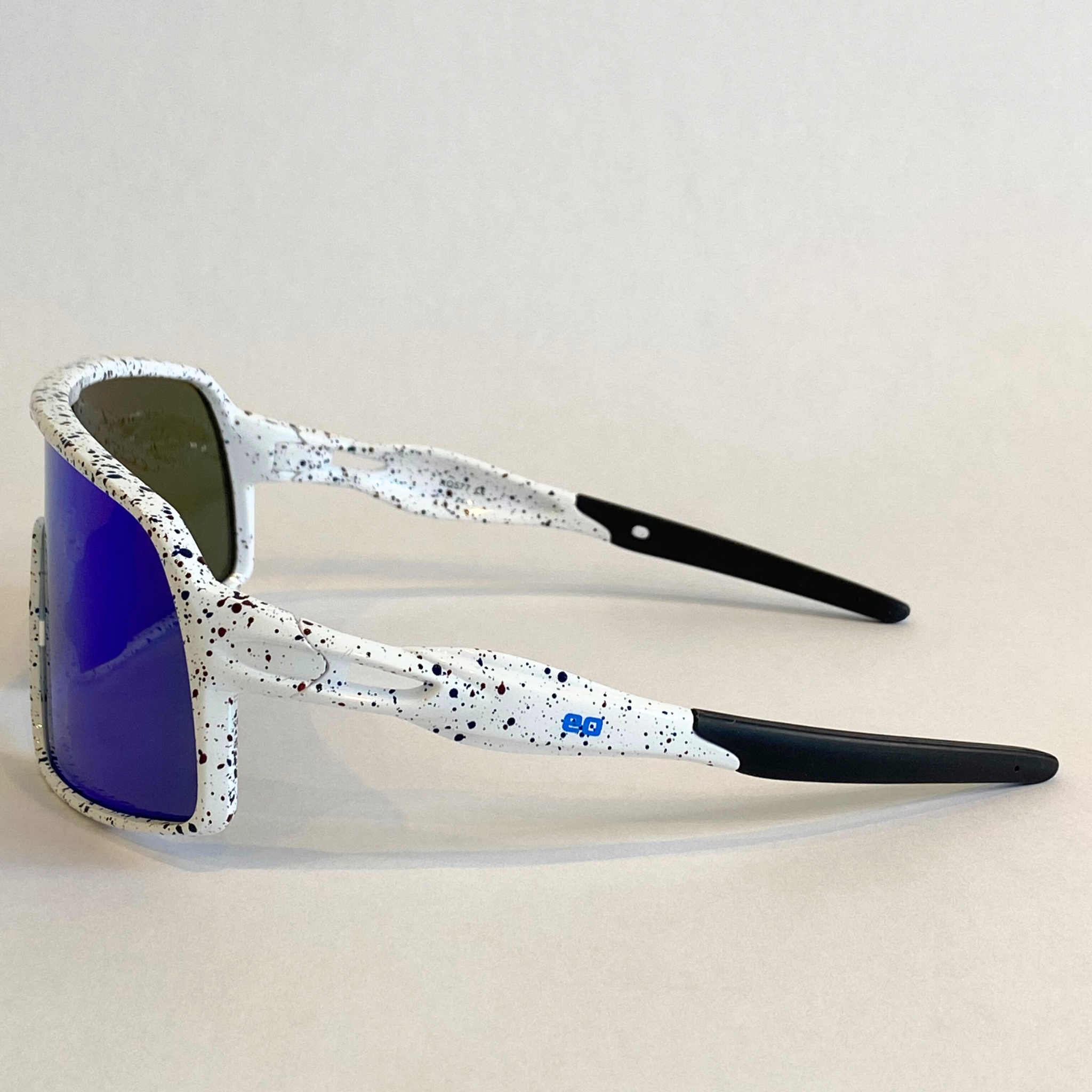 Flying Dog - Snowstorm with Blue-Mirror Revo Lens